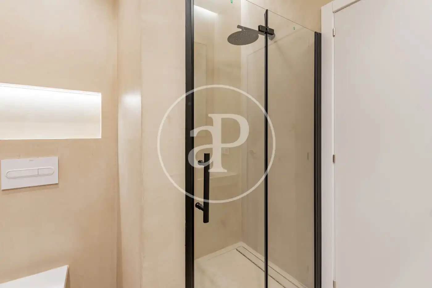 Bathroom of Flat for sale in Madrid  with Air Conditioner, Heating and Terrace