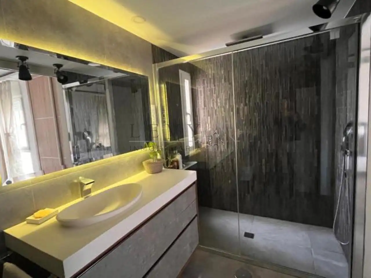 Baño de Piso en venta en Málaga con Aire acondicionado y Calefacción