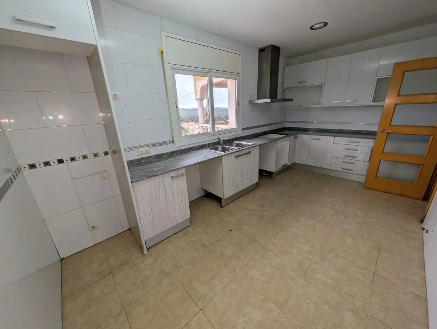 Cuina de Casa o xalet en venda en El Vendrell amb Jardí privat