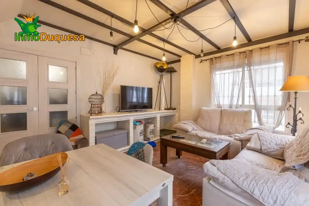 Sala de estar de Casa adosada en venta en Granada con Aire acondicionado, Calefacción y Jardín privado