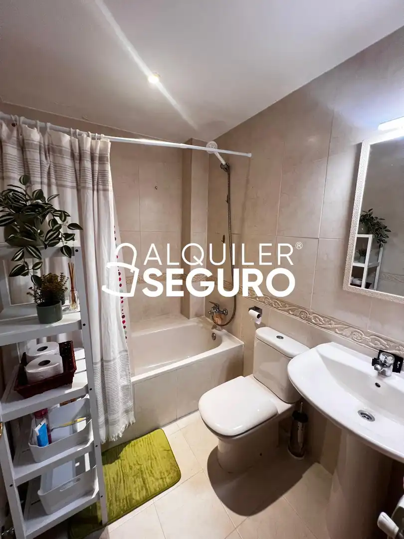 Baño de Piso de alquiler en Madrid con Calefacción, Trastero y Amueblado
