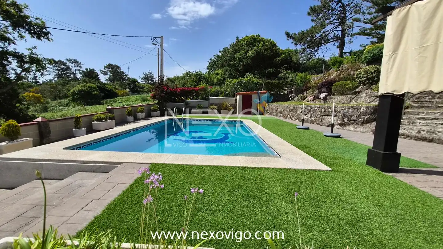 Schwimmbecken von Haus oder Chalet zum Verkauf in Cangas  mit Heizung, Privatgarten und Terrasse