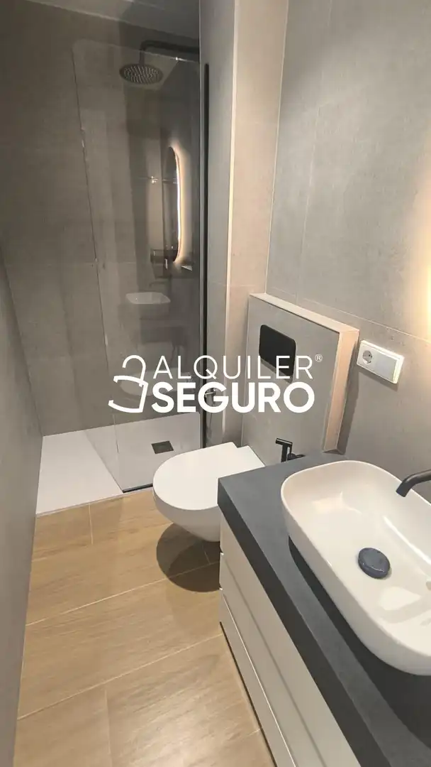 Bany de Àtic de lloguer en Sevilla amb Aire condicionat, Calefacció i Piscina