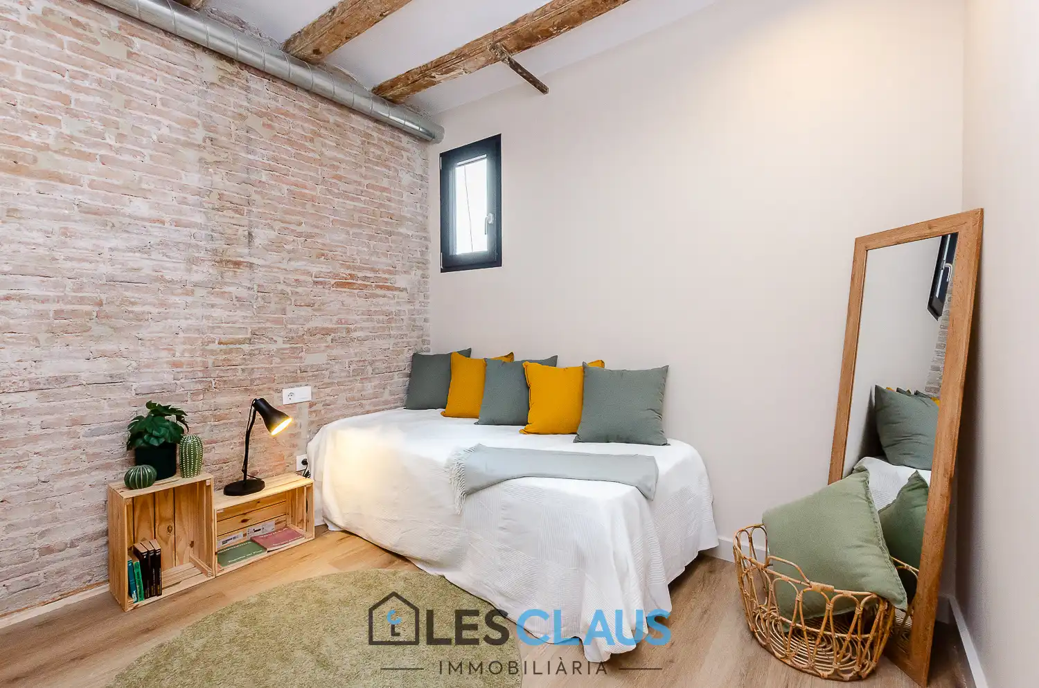 Schlafzimmer von Wohnung zum Verkauf in Barcelona mit Parkett, Ofen und Mikrowelle