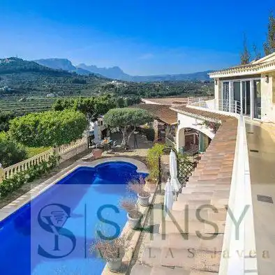 Chalet con piscina en venta en Zona Pueblo