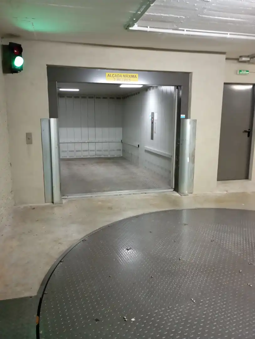 Garaje en venta en Carrer de la Indústria, El Camp de l'Arpa del Clot