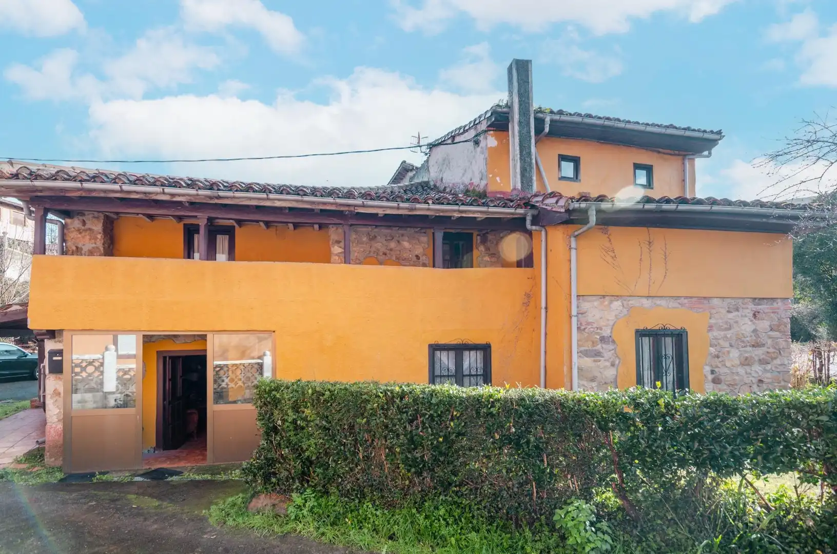 Vista exterior de Casa o xalet en venda en Parres amb Jardí privat i Moblat