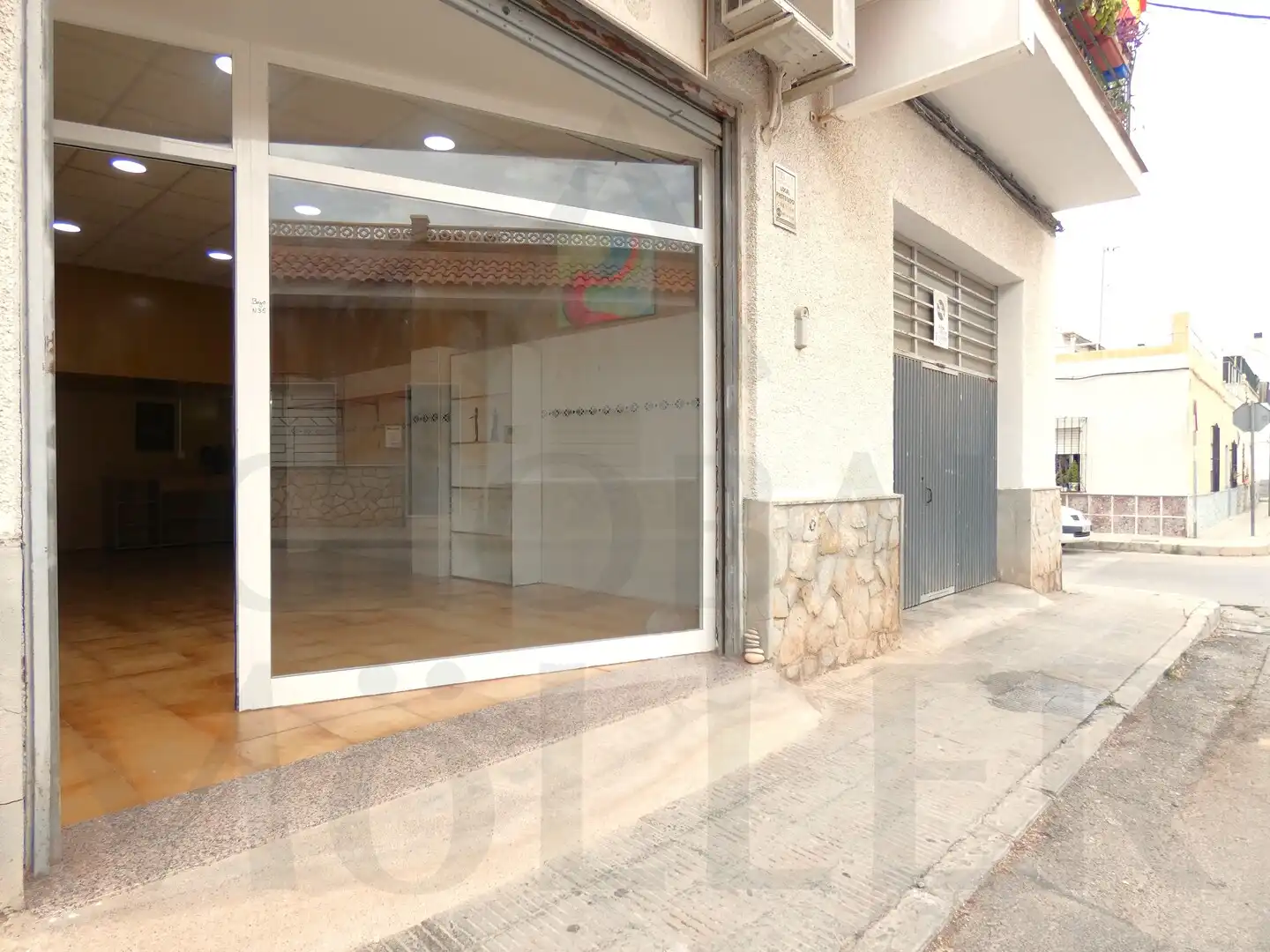 Local de lloguer a Calle Paz de Basilea, 35, Los Dolores