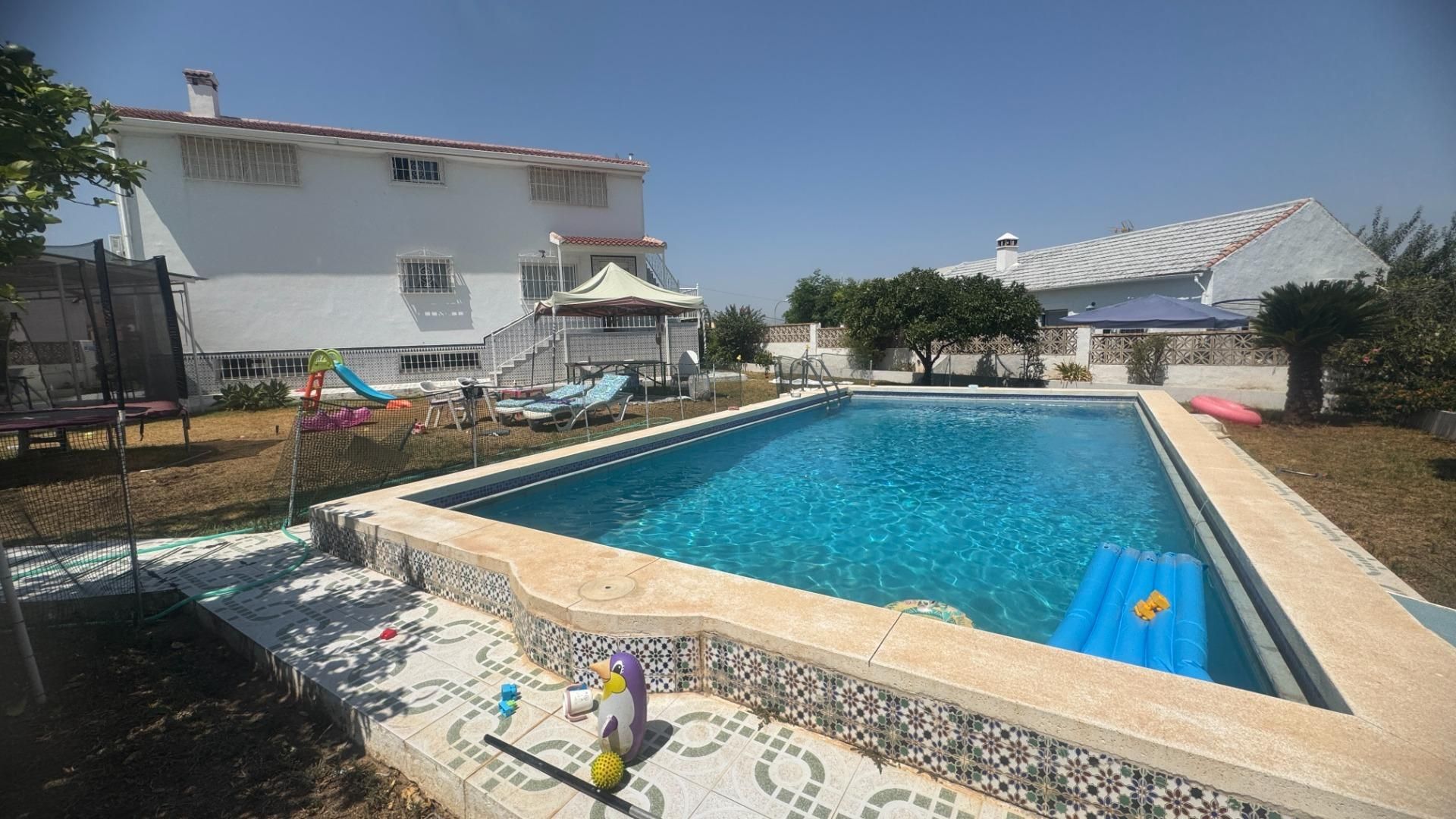 Piscina de Casa o xalet en venda en Alhaurín de la Torre amb Aire condicionat, Jardí privat i Terrassa