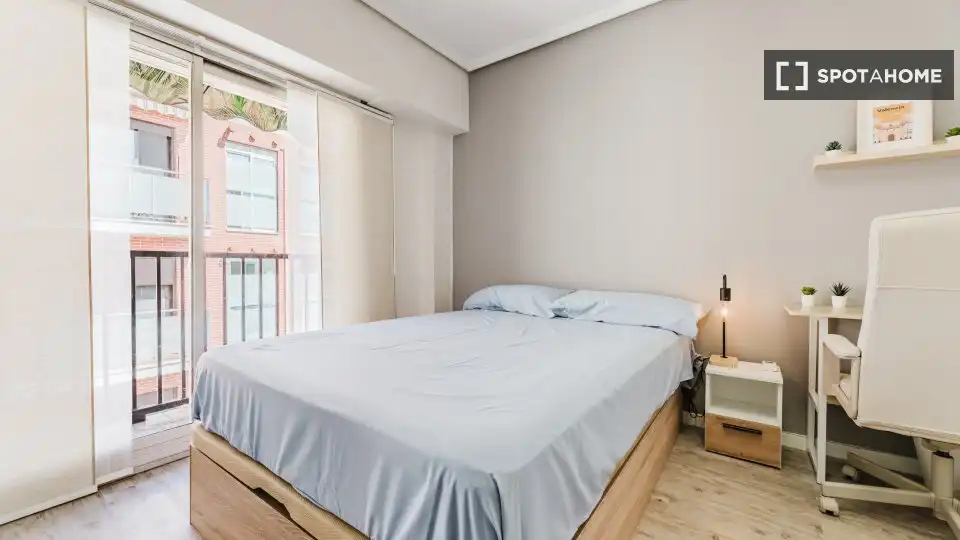 Habitación de Piso de alquiler en Valencia con Aire acondicionado, Calefacción y Amueblado