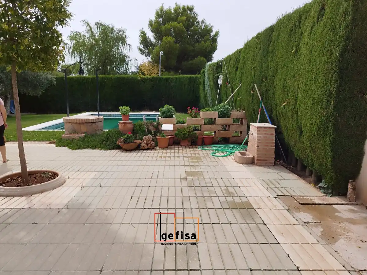 Jardín de Casa o chalet en venta en Valdepeñas con Calefacción, Trastero y Piscina