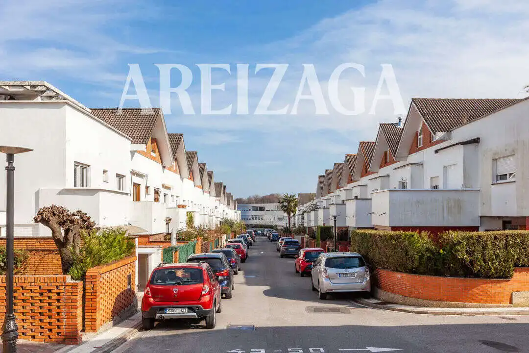 Casa amb terrassa en venda a Urbanización Montesol