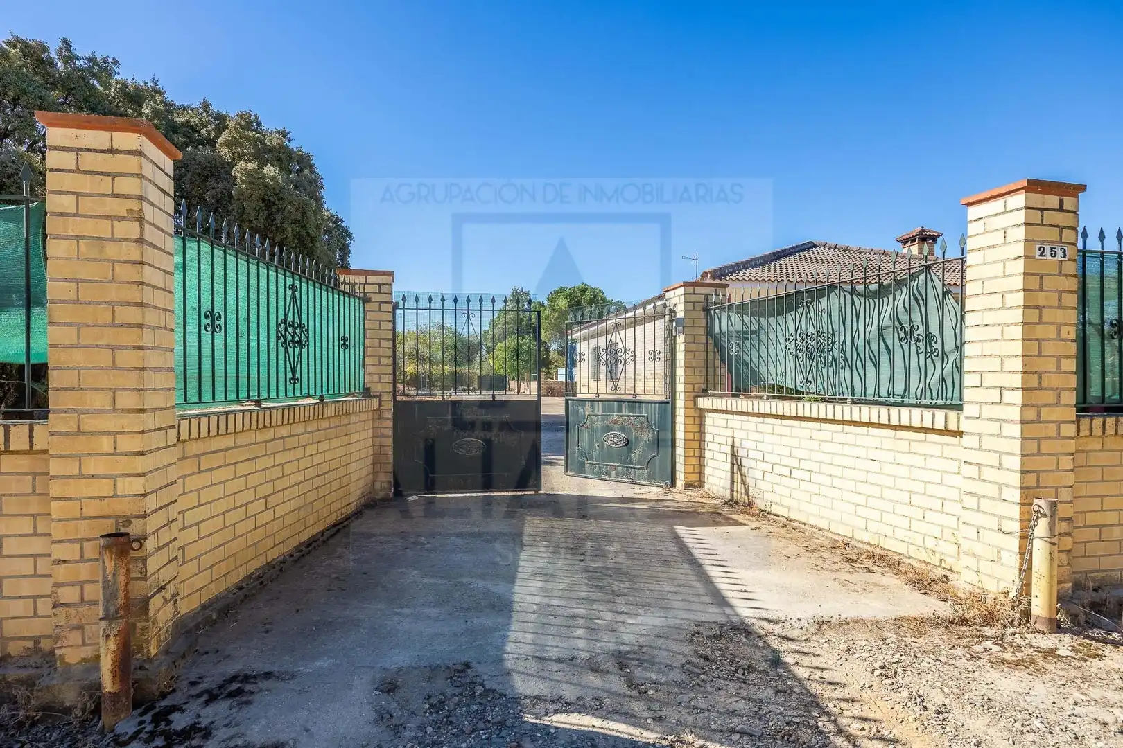 Houses for sale in Sanlúcar la Mayor, Sevilla