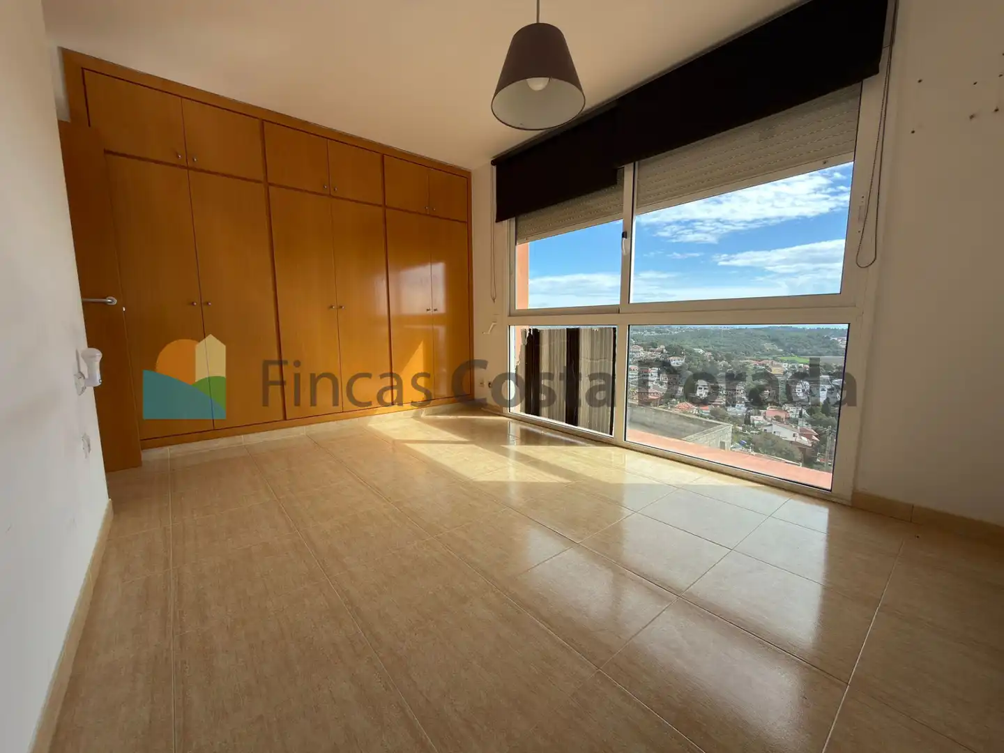 Vista exterior de Casa o xalet en venda en Cubelles amb Aire condicionat, Calefacció i Jardí privat