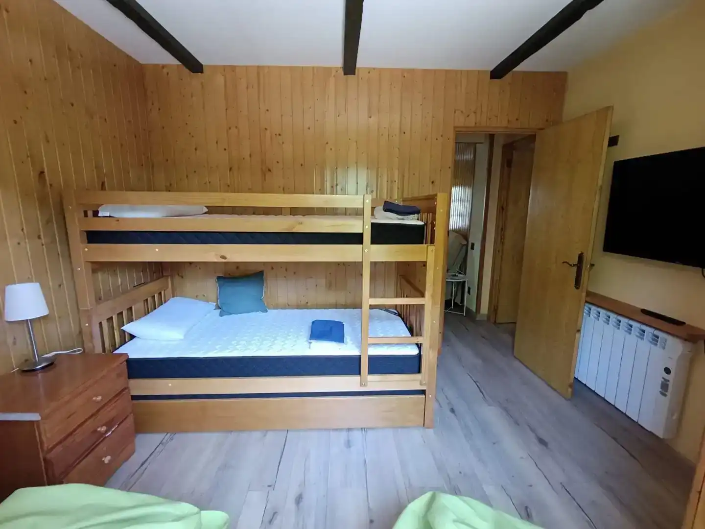 Schlafzimmer von Wohnungen zur Miete in Ogassa mit Parkett und Möbliert