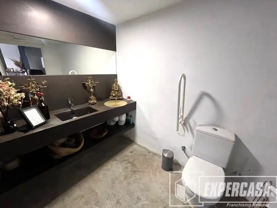 Baño de Local en traspaso en Valencia con Aire acondicionado, Parquet y Terraza