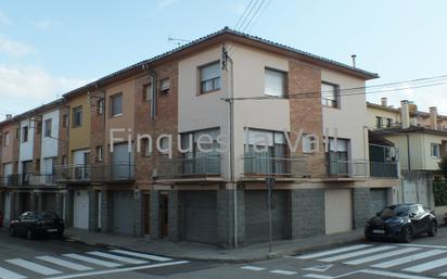 Vista exterior de Casa adosada en venda en Tona amb Calefacció, Terrassa i Moblat