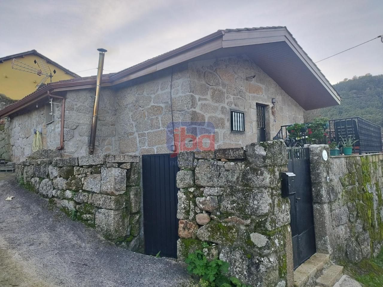 Vista exterior de Casa o xalet en venda en Castrelo de Miño amb Calefacció, Jardí privat i Terrassa