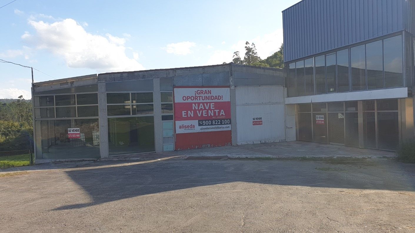 Vista exterior de Nau industrial en venda en Negreira