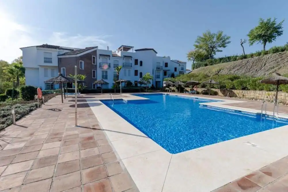 Piscina de Apartament de lloguer en Benahavís amb Aire condicionat, Terrassa i Traster