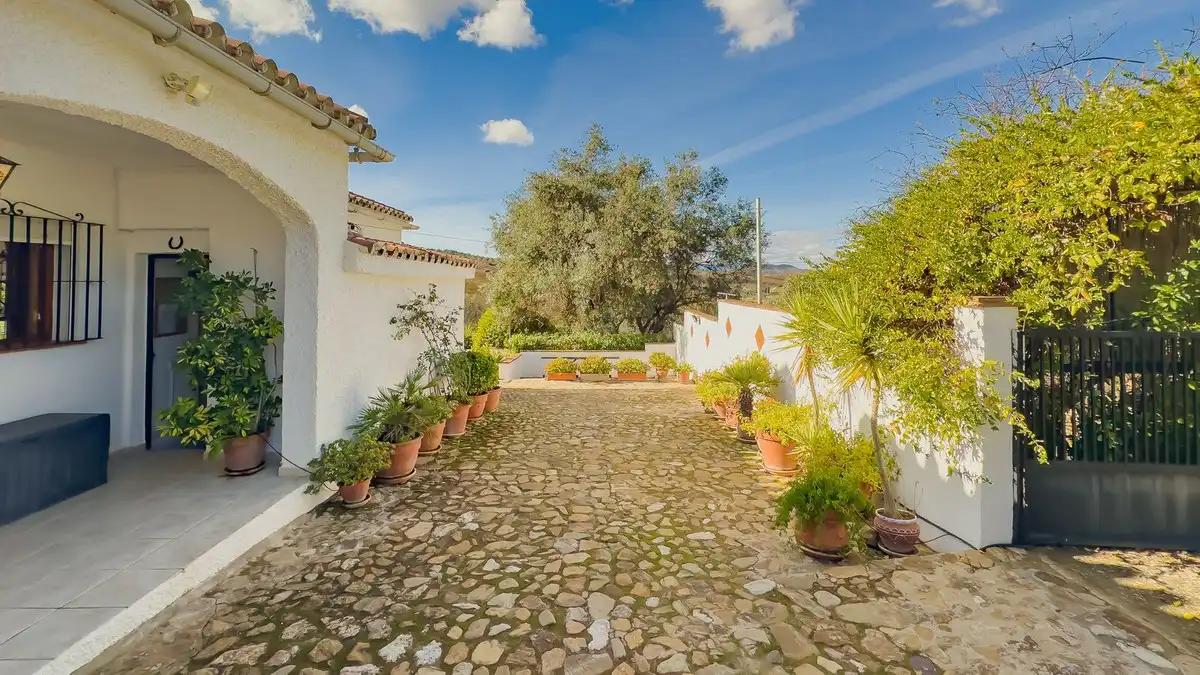 Vista exterior de Casa o xalet en venda en Almogía amb Aire condicionat, Jardí privat i Terrassa