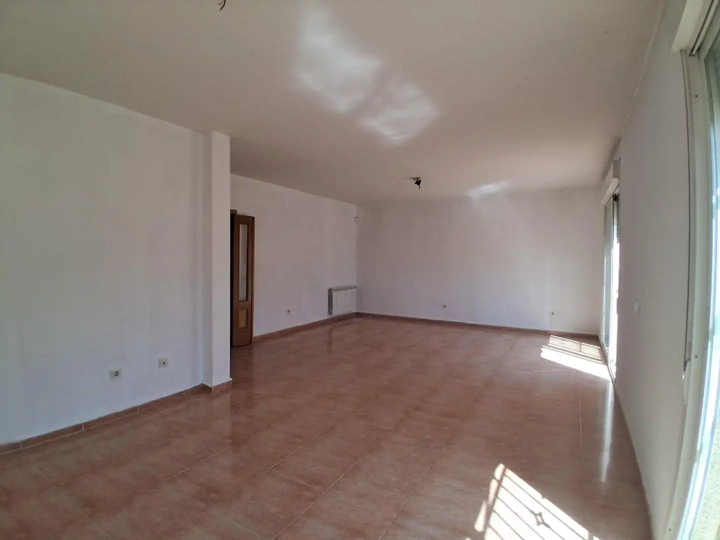 Sala d'estar de Casa adosada en venda en El Viso de San Juan amb Calefacció i Piscina