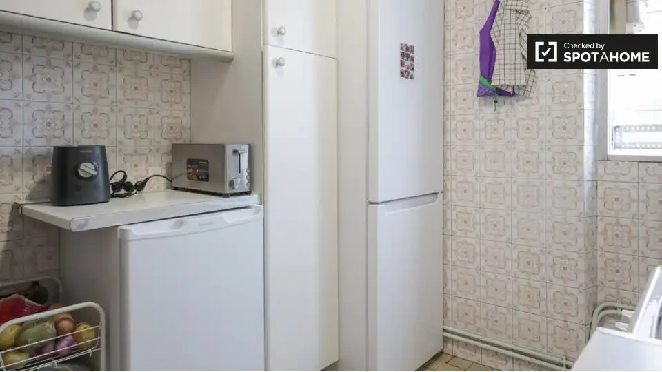 Cuina de Pis de lloguer en Madrid amb Aire condicionat, Calefacció i Moblat