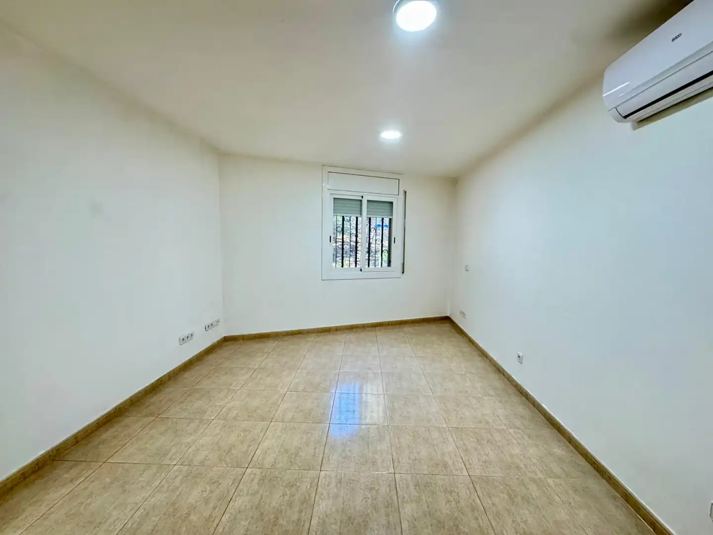 Bedroom of Flat for sale in Canovelles  with Air Conditioner and Oven
