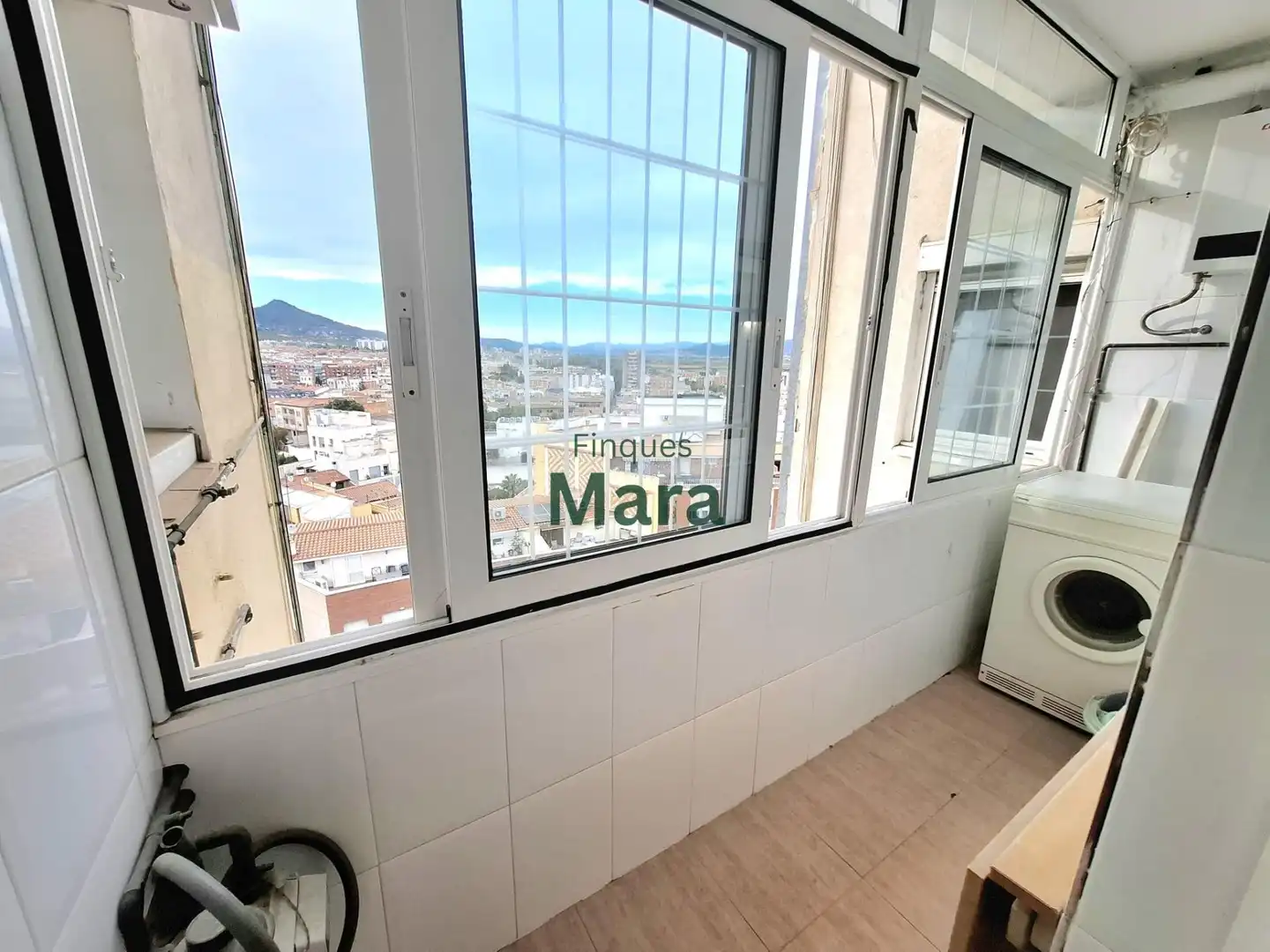 Vista exterior de Àtic en venda en Sant Boi de Llobregat amb Parquet i Balcó