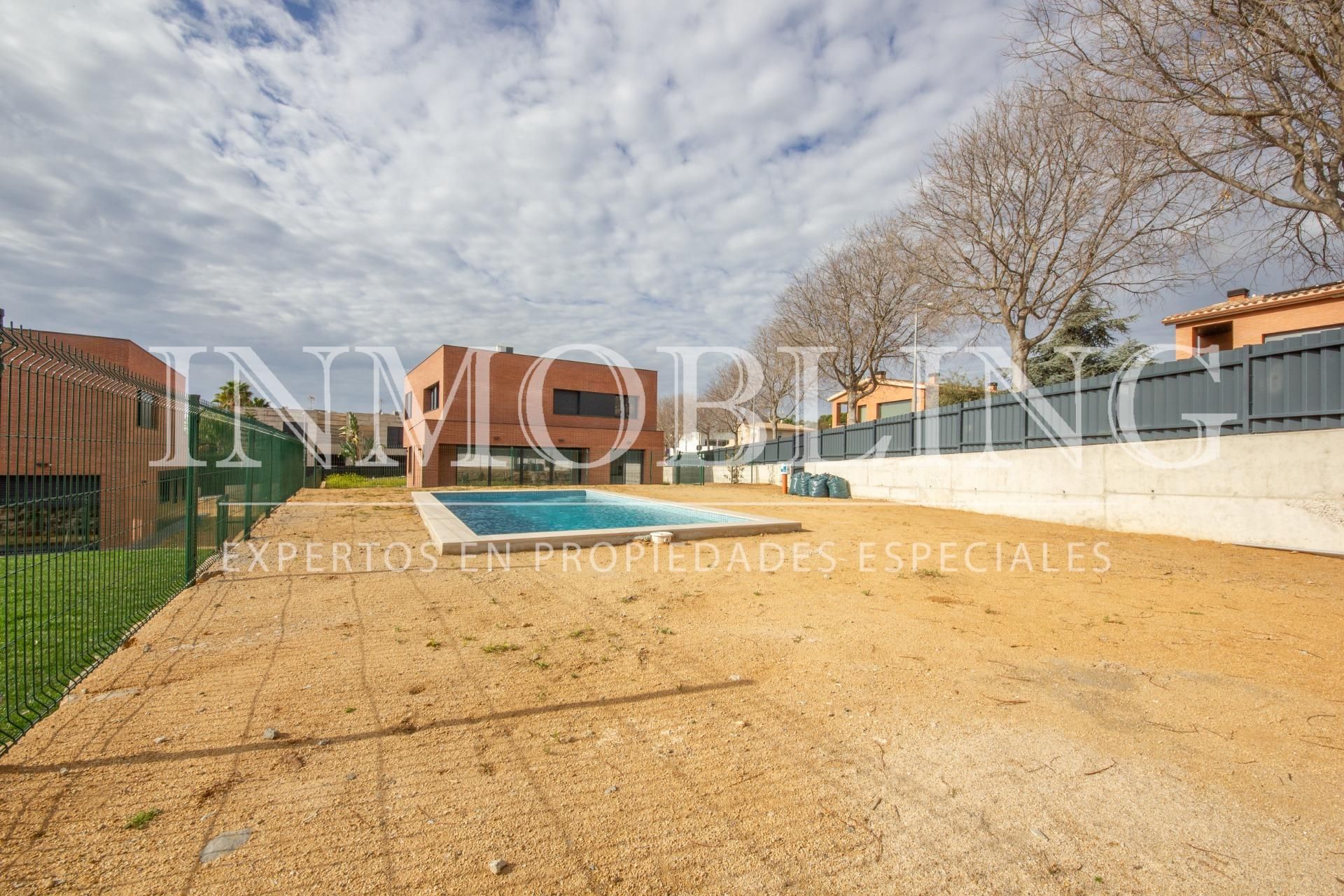 Piscina de Casa o xalet en venda en Mataró amb Aire condicionat, Calefacció i Jardí privat