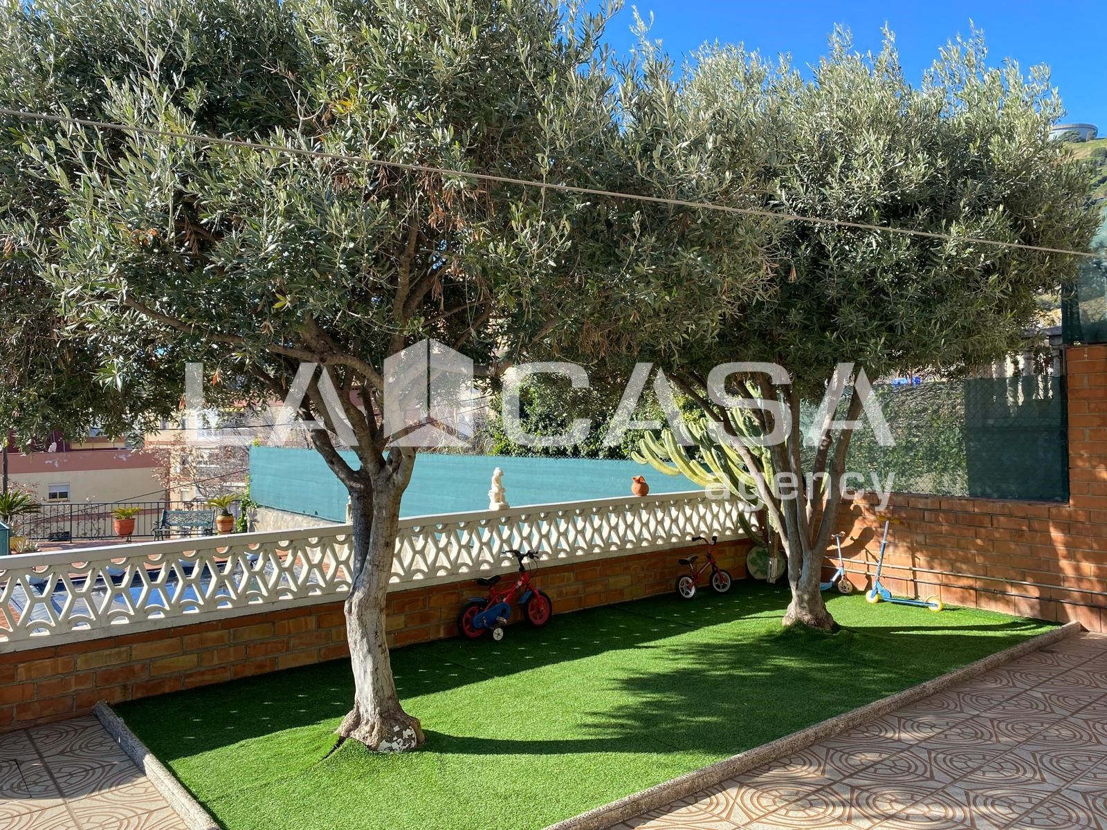Jardí de Casa o xalet en venda en Santa Coloma de Gramenet amb Calefacció, Terrassa i Traster
