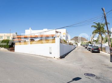 Chalet con jardín en venta en Calle Tomillo