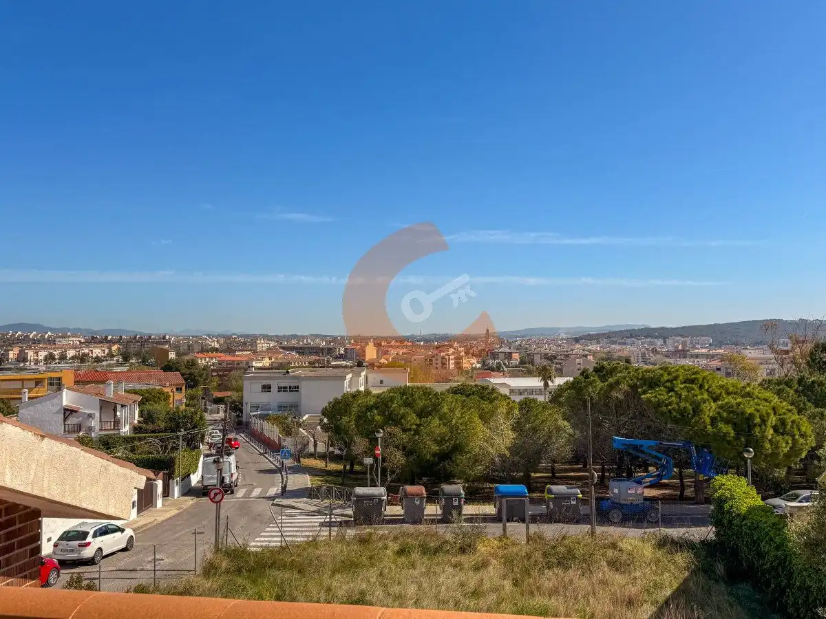 Vista exterior de Casa o xalet en venda en El Vendrell amb Calefacció, Jardí privat i Piscina