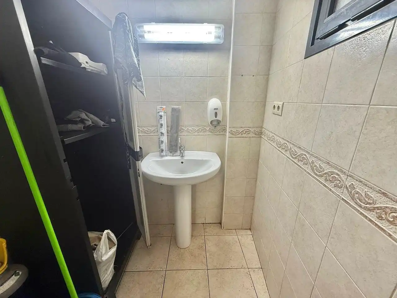 Bany de Local en traspas en Orihuela amb Aire condicionat i Moblat