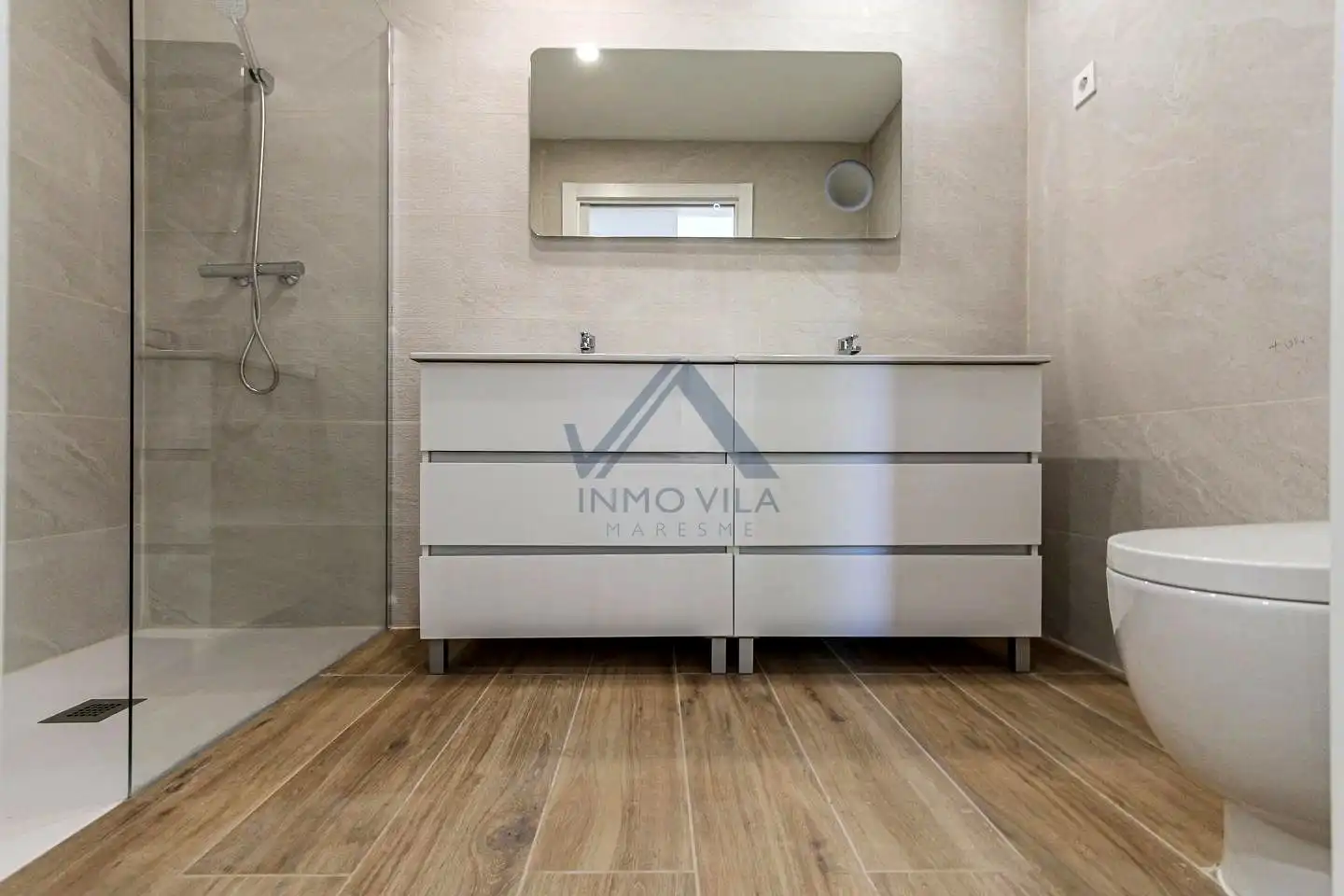 Badezimmer von Erdgeschoss zum Verkauf in Girona mit Klimaanlage und Terrasse
