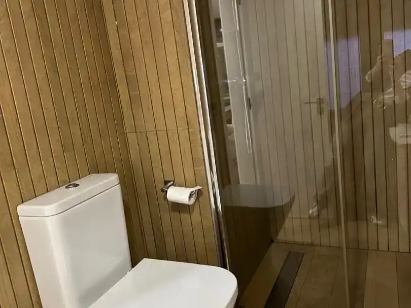 Badezimmer von Wohnung zur Miete in Muros mit Möbliert