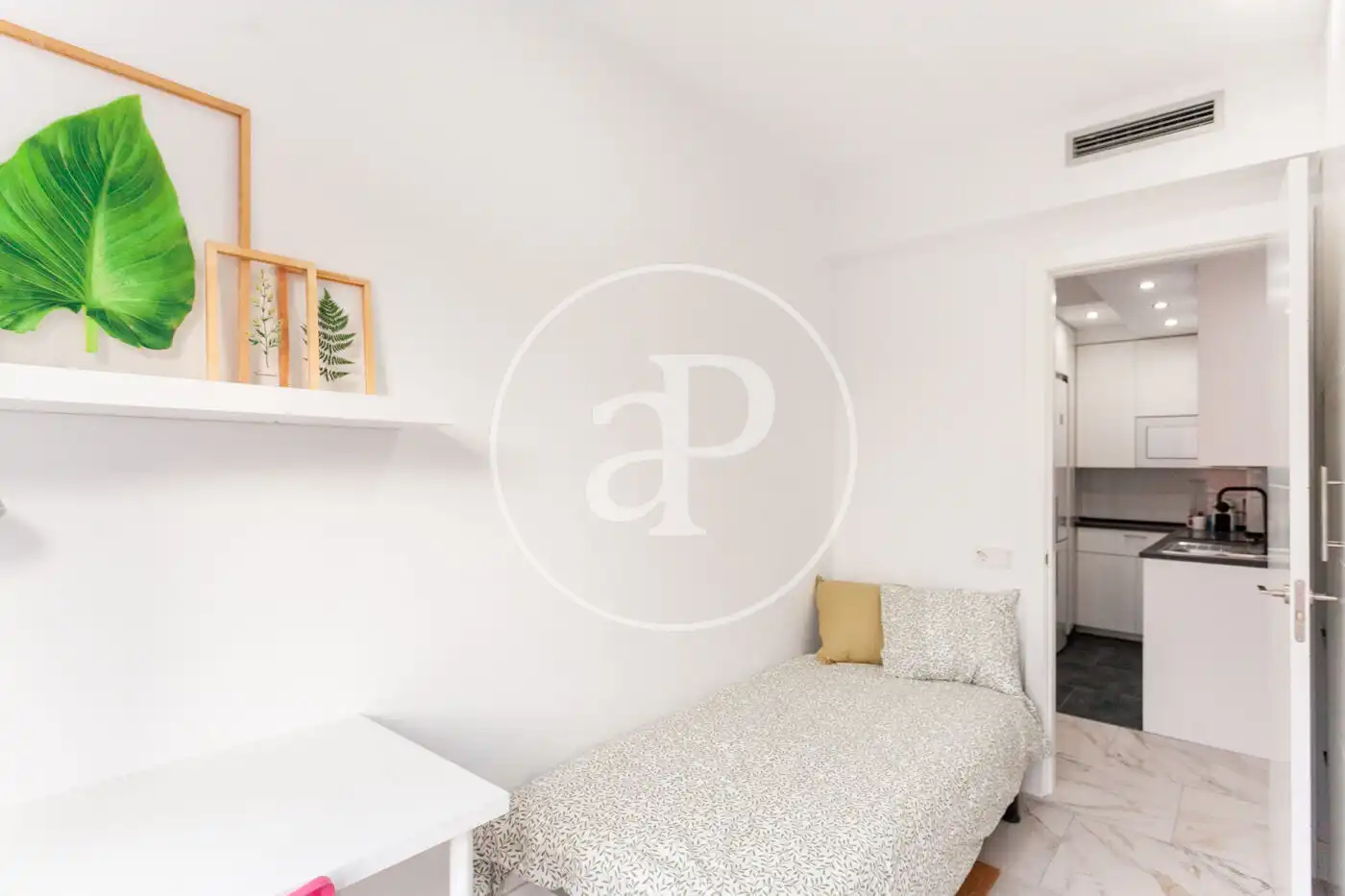 Schlafzimmer von Dachboden zur Miete in Madrid mit Klimaanlage, Heizung und Terrasse