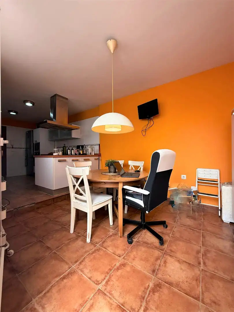 Esszimmer von Einfamilien-Reihenhaus zum Verkauf in Dos Hermanas mit Klimaanlage, Möbliert und Ofen