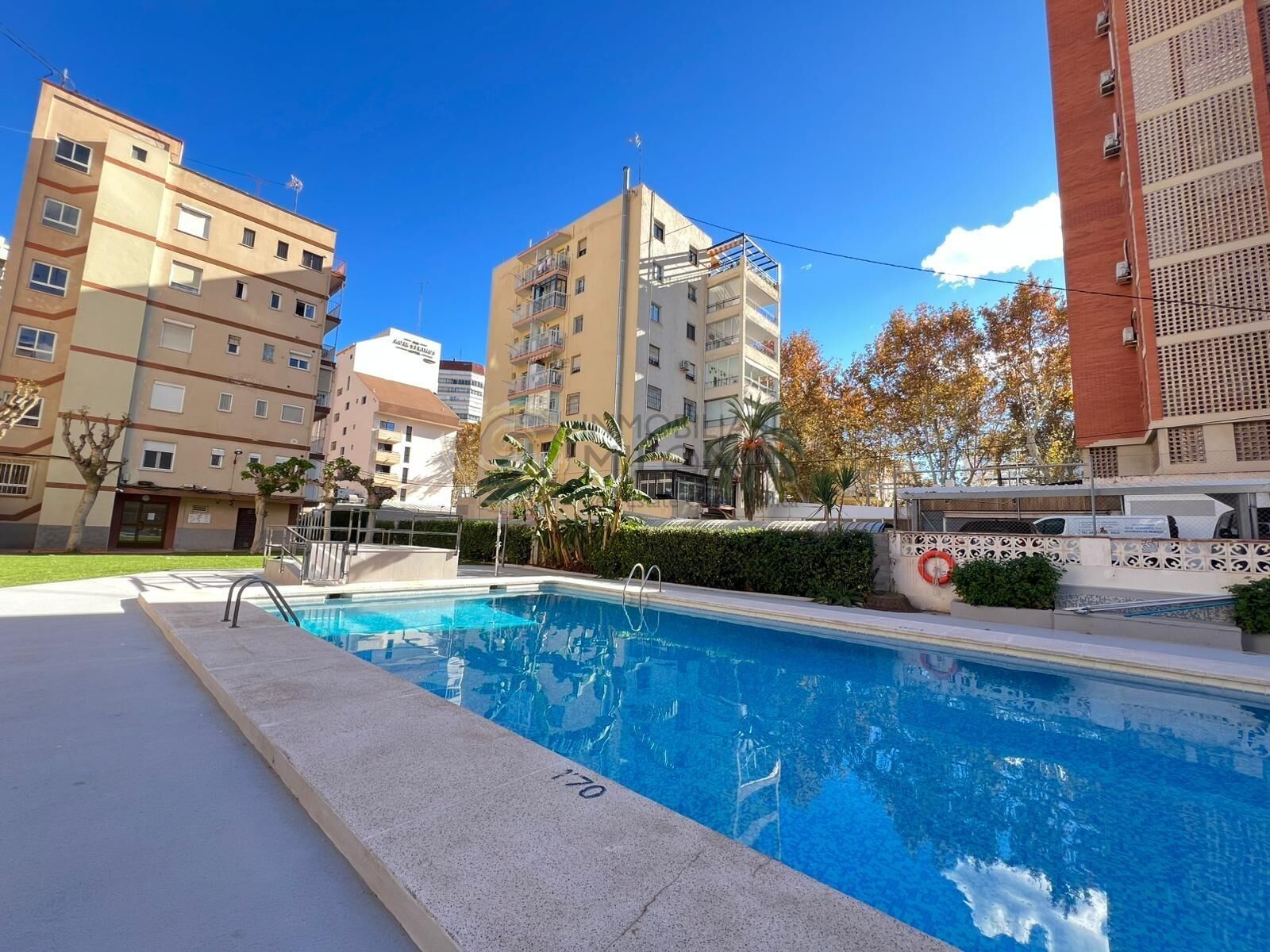 Piscina de Apartament en venda en Benidorm amb Aire condicionat, Jardí privat i Piscina comunitària