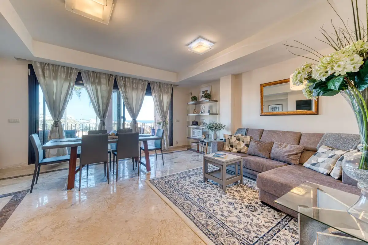 Wohnzimmer von Einfamilien-Reihenhaus zum Verkauf in Estepona mit Klimaanlage, Terrasse und Alarm
