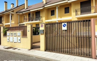 Exterior view of Single-family semi-detached for sale in Valladolid Capital  with Terrace and Balcony