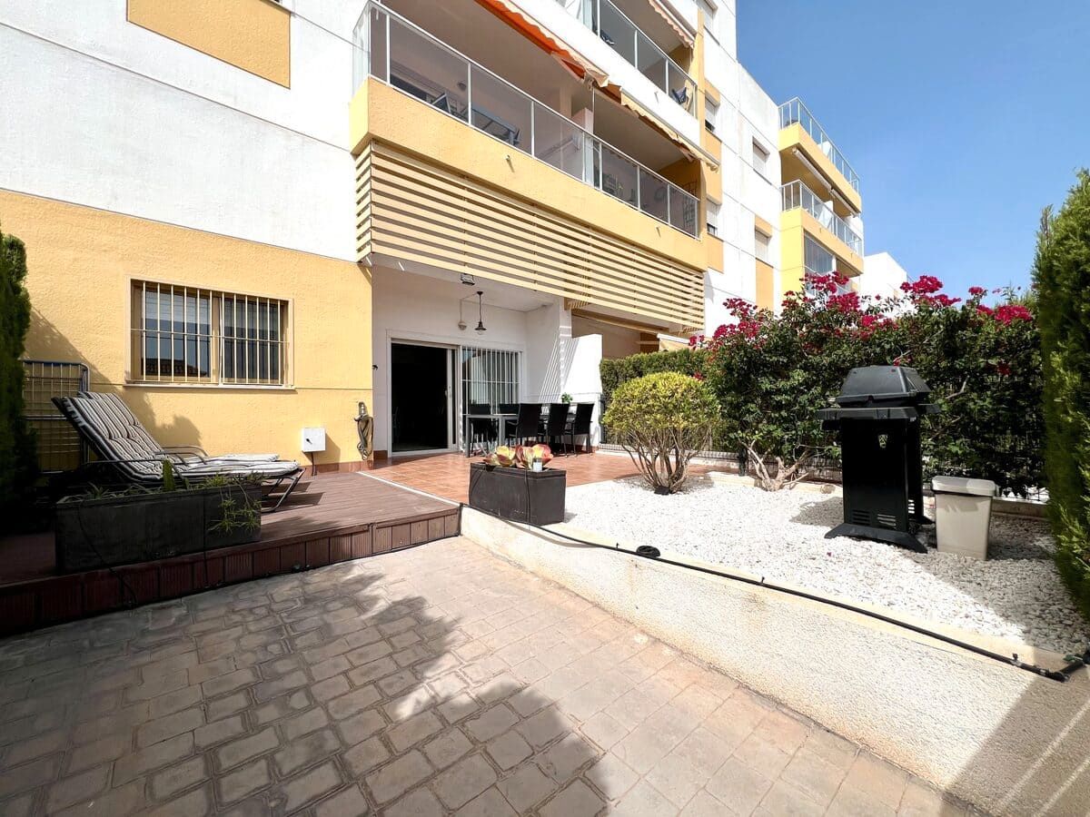 Vista exterior de Apartament en venda en Orihuela amb Aire condicionat, Jardí privat i Terrassa