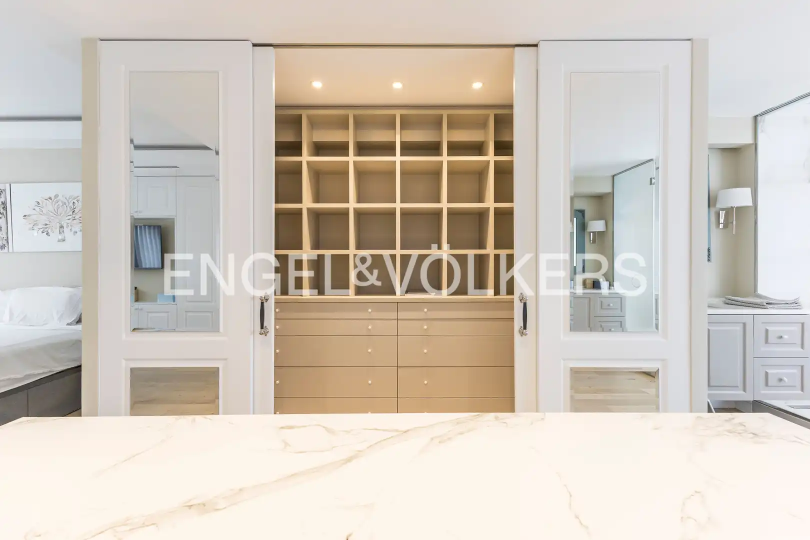 Flat with terrace to rent in Diego de León, imagen 41