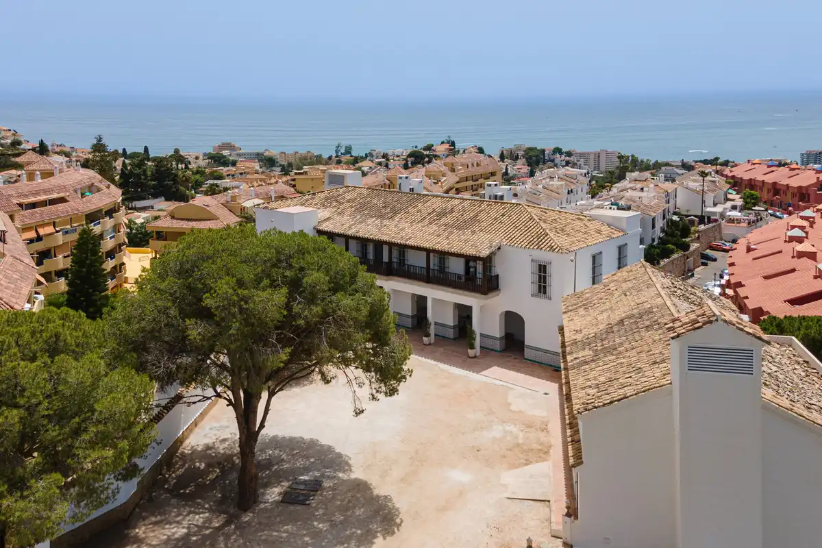 Vista exterior de Edificio en venta en Fuengirola con Alarma