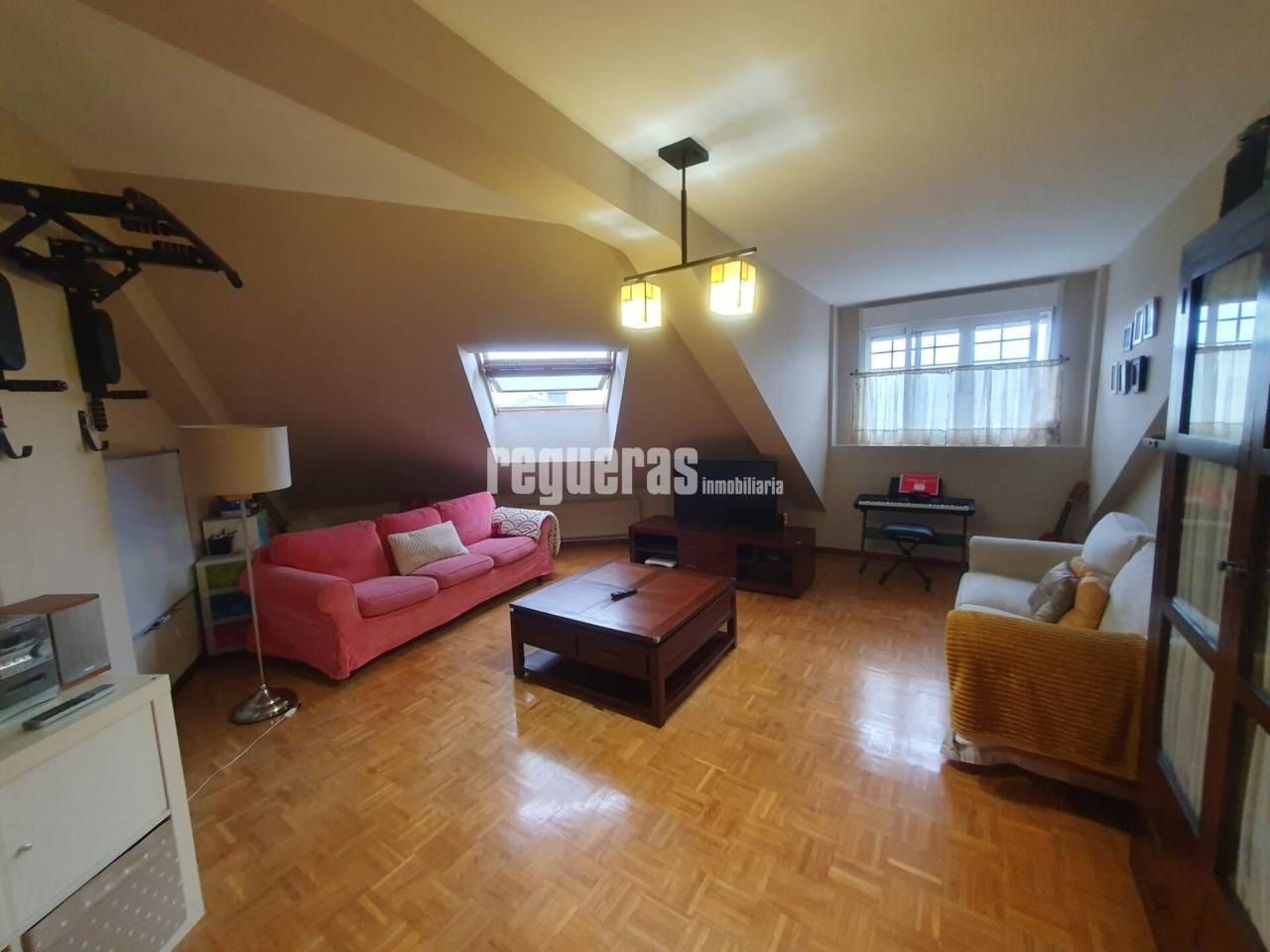 Sala d'estar de Pis en venda en Avilés amb Calefacció, Parquet i Terrassa