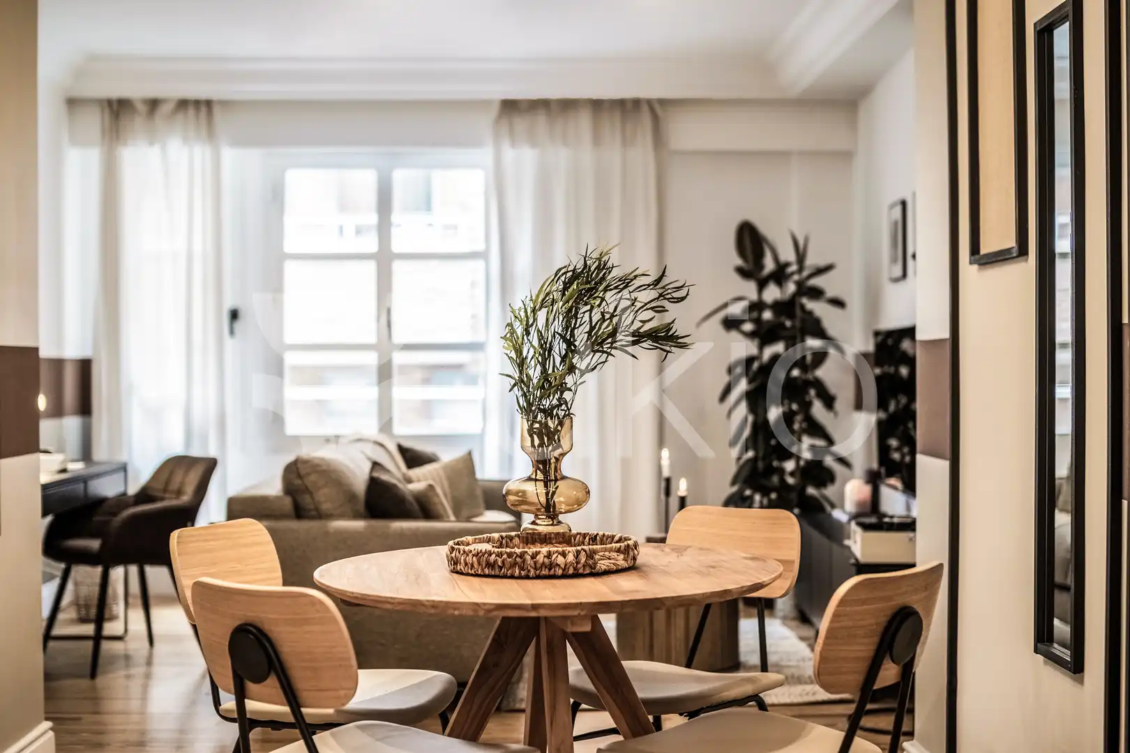 Menjador de Apartament de lloguer en Madrid amb Aire condicionat, Calefacció i Moblat