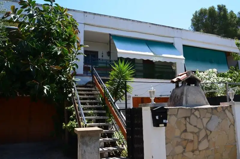 Adossat amb jardí en venda a Carrer Ripollès