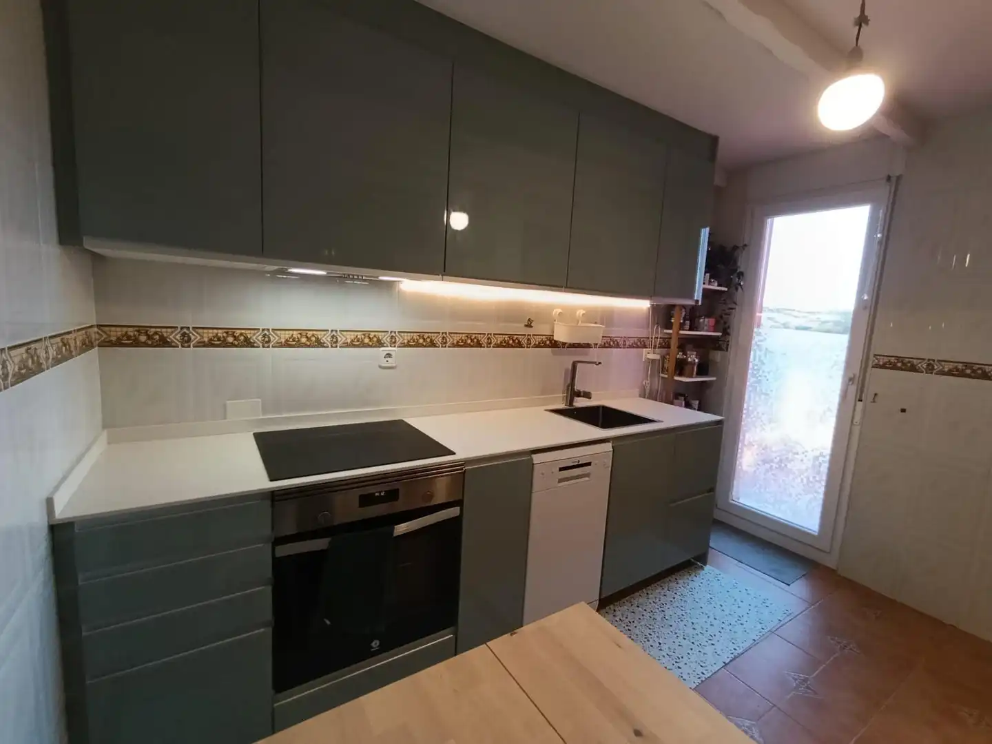 Cuina de Casa o xalet en venda en Avilés amb Calefacció, Terrassa i Traster