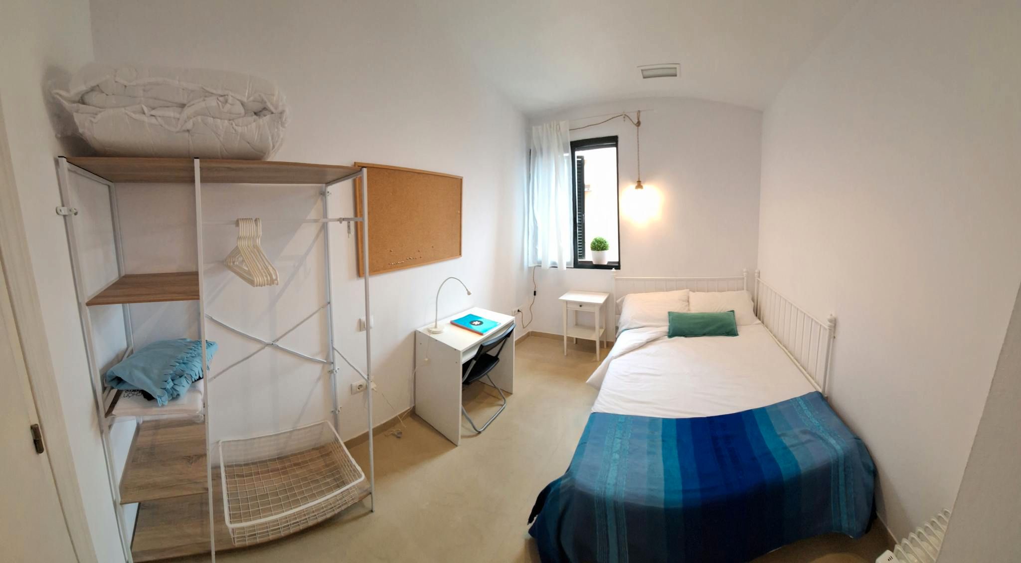 Bedroom of Flat for share in  Sevilla Capital  with Heating, Furnished and Washing machine