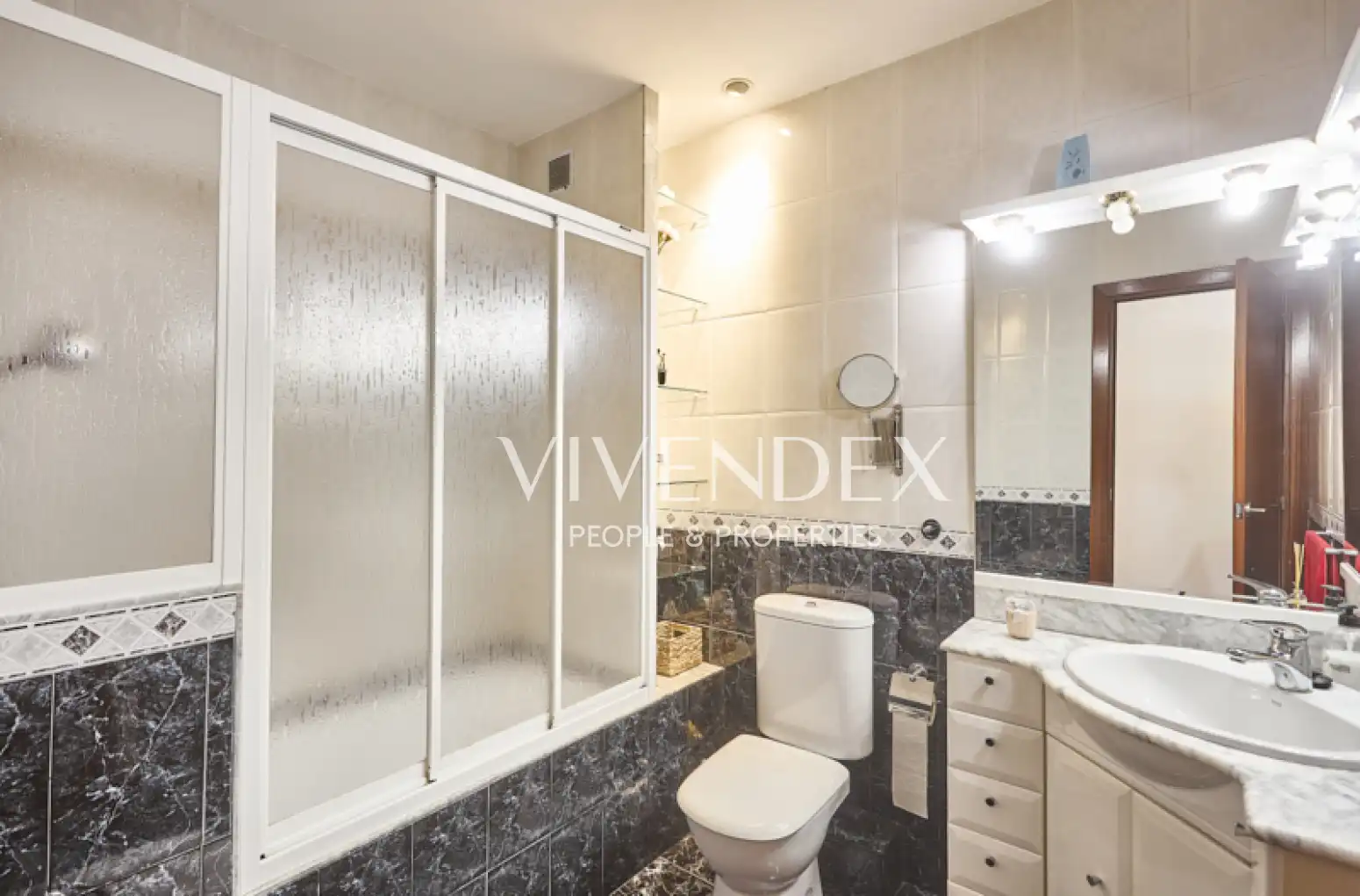 Baño de Casa adosada en venta en Viladecans con Calefacción, Jardín privado y Terraza